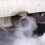 3 razones por las que el tubo de escape de tu coche huele a amoníaco