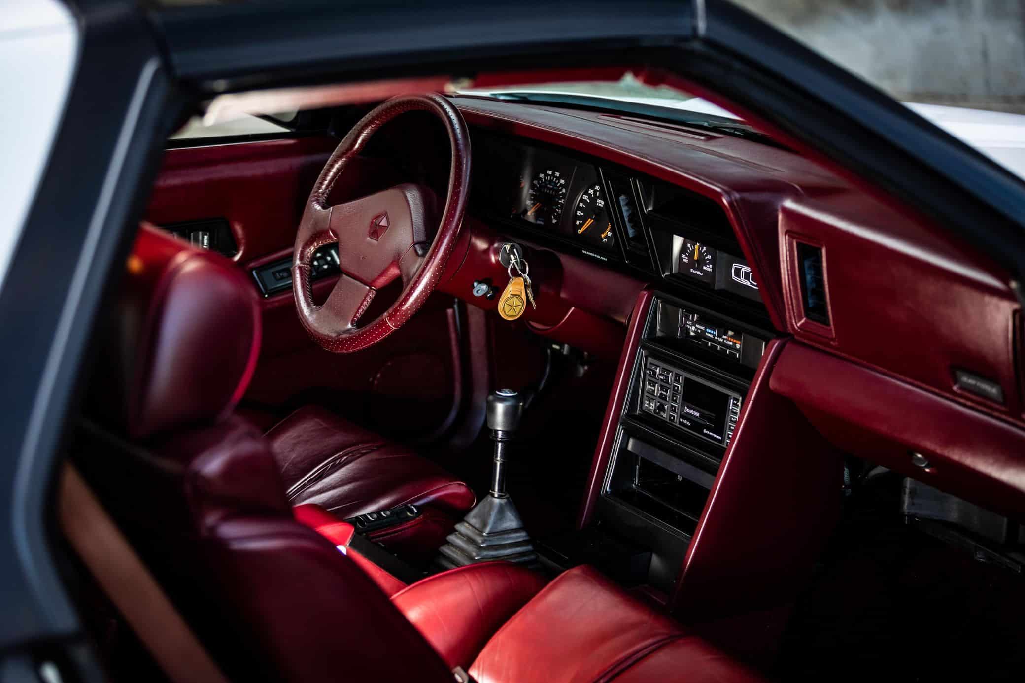 interior de la subasta del Dodge Daytona Shelby Z de 1988