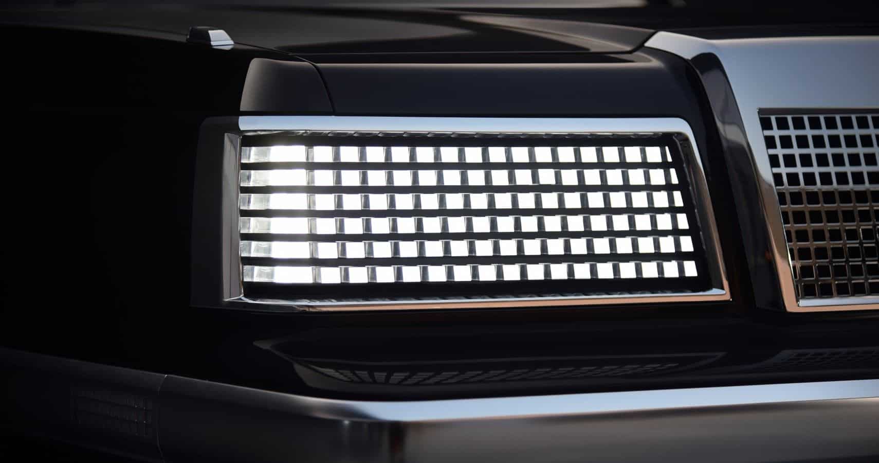 Primer plano de los faros pixelados del Hyundai Grandeur Resto-mod