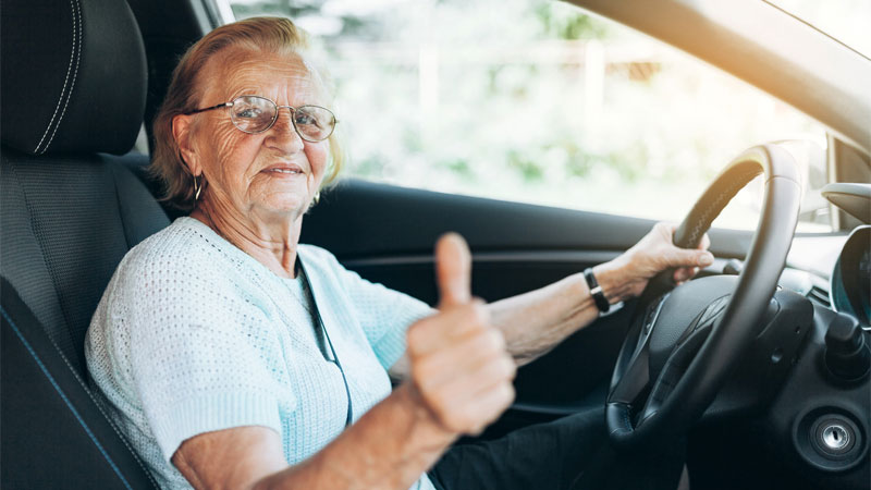 mujer mayor conduciendo