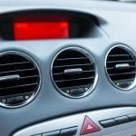 5 señales de que el aire acondicionado de tu coche tiene poco freón