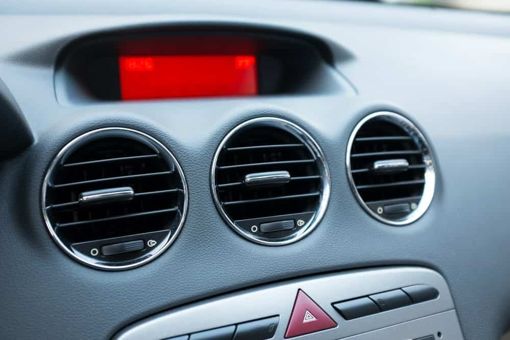 5 señales de que el aire acondicionado de tu coche tiene poco freón