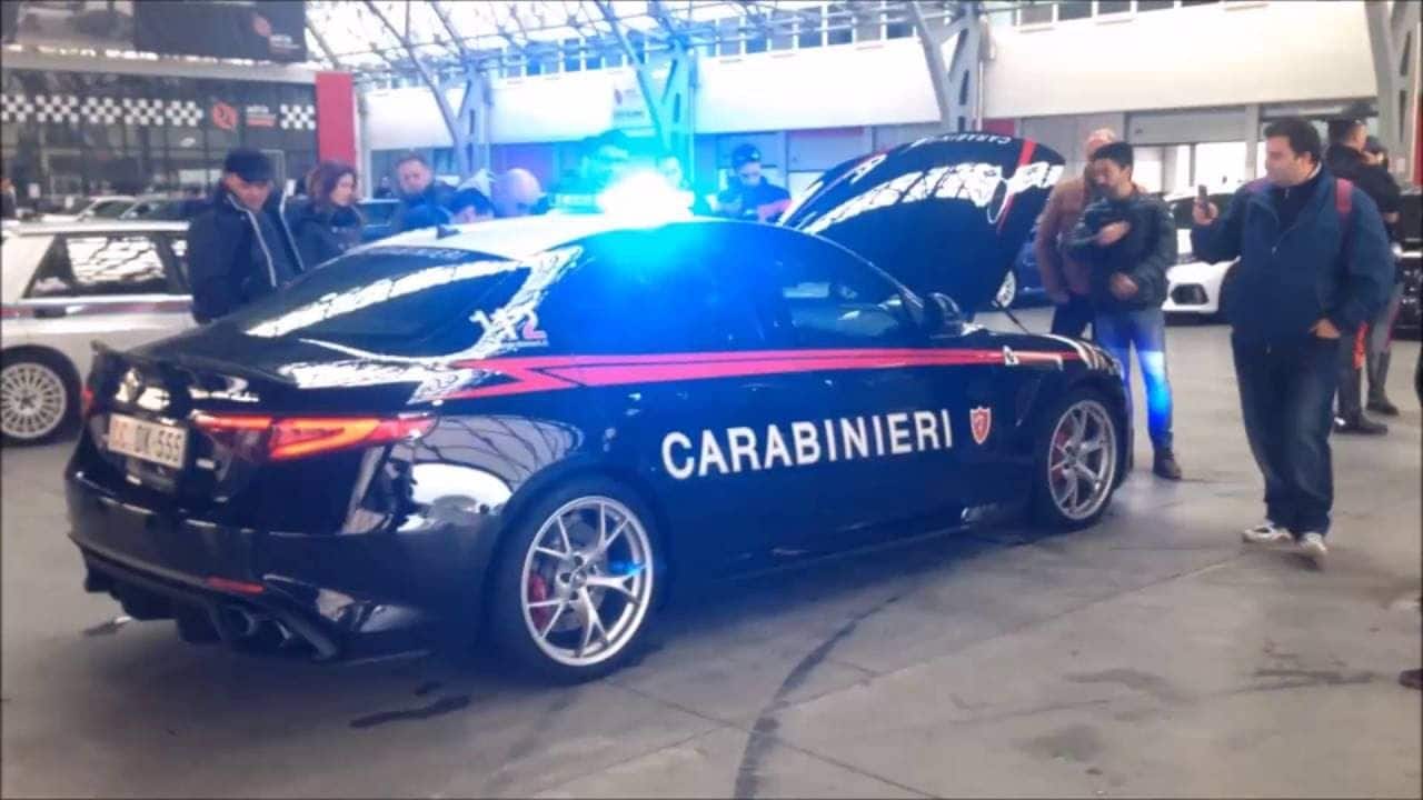 Coche de policía Alfa Romeo Giulia Quadrifoglio