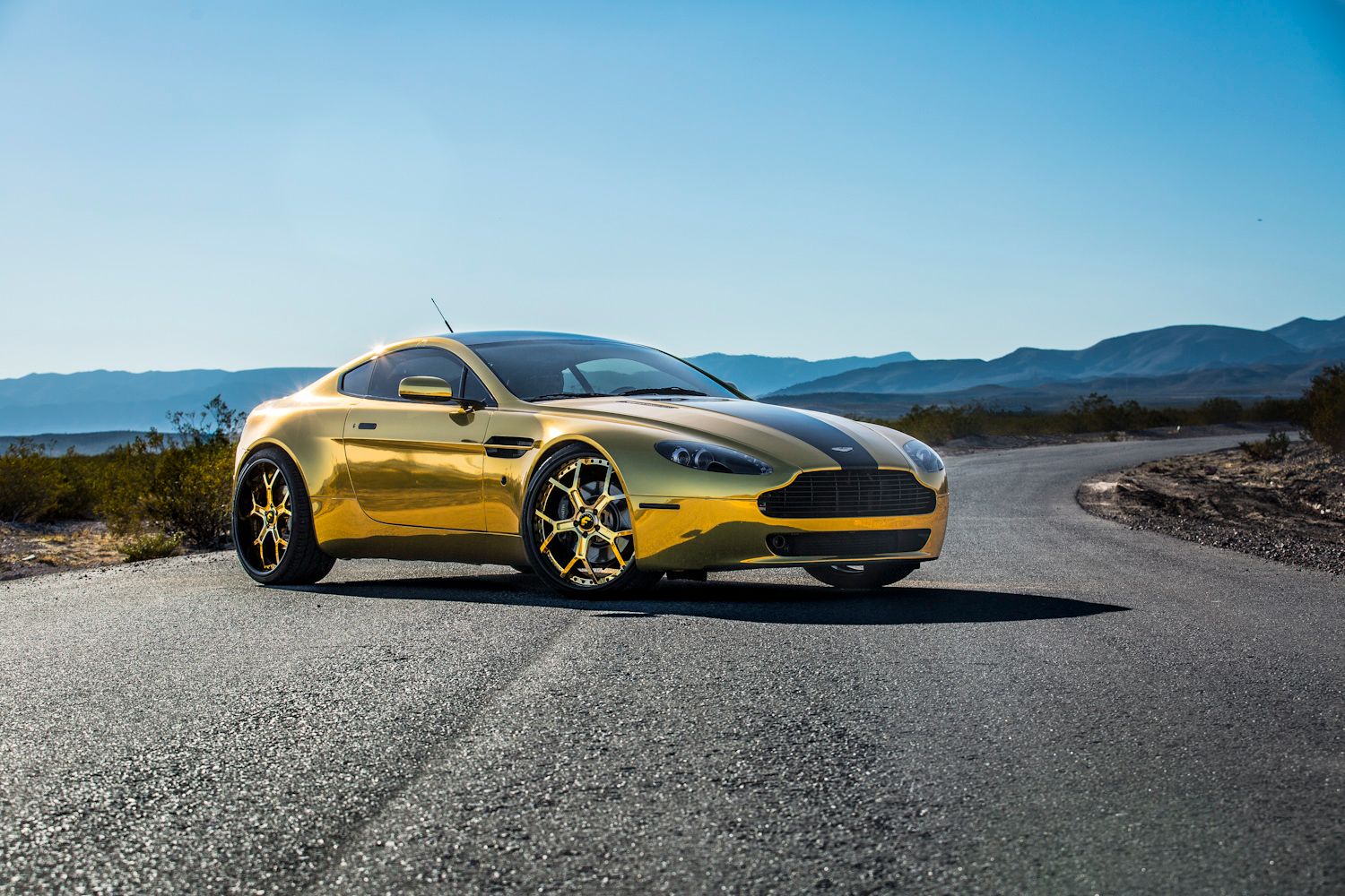 Aston-Martin-Vantage sobre ruedas de oro-Forgiato
