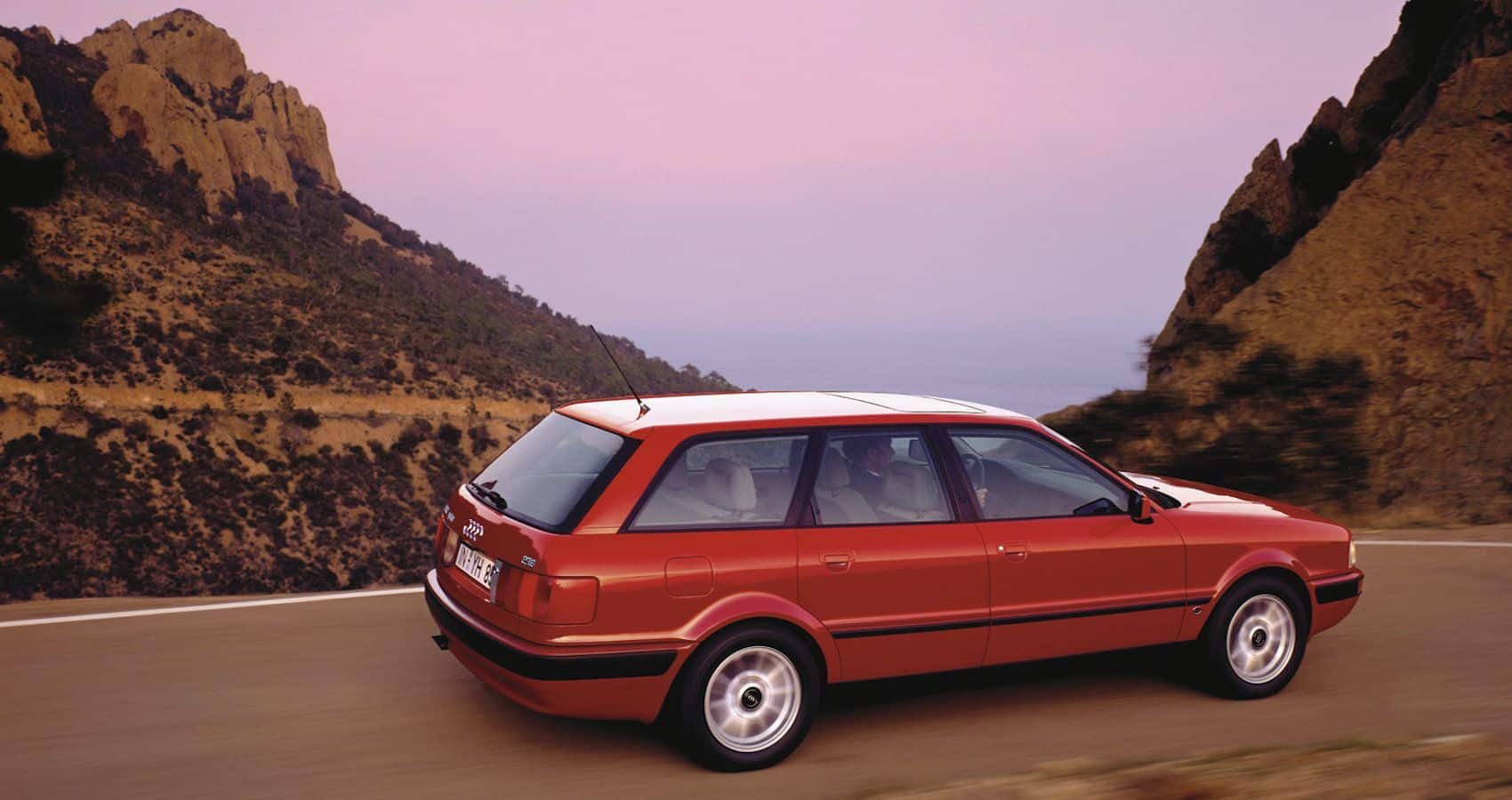 Audi-80_Avant-1991-imagen de prensa lado a lado en una carretera de montaña