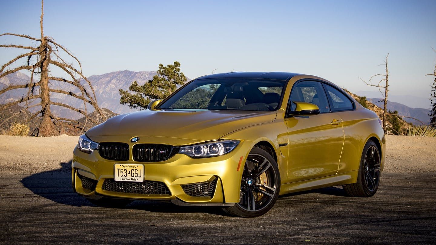 BMW M4 amarillo