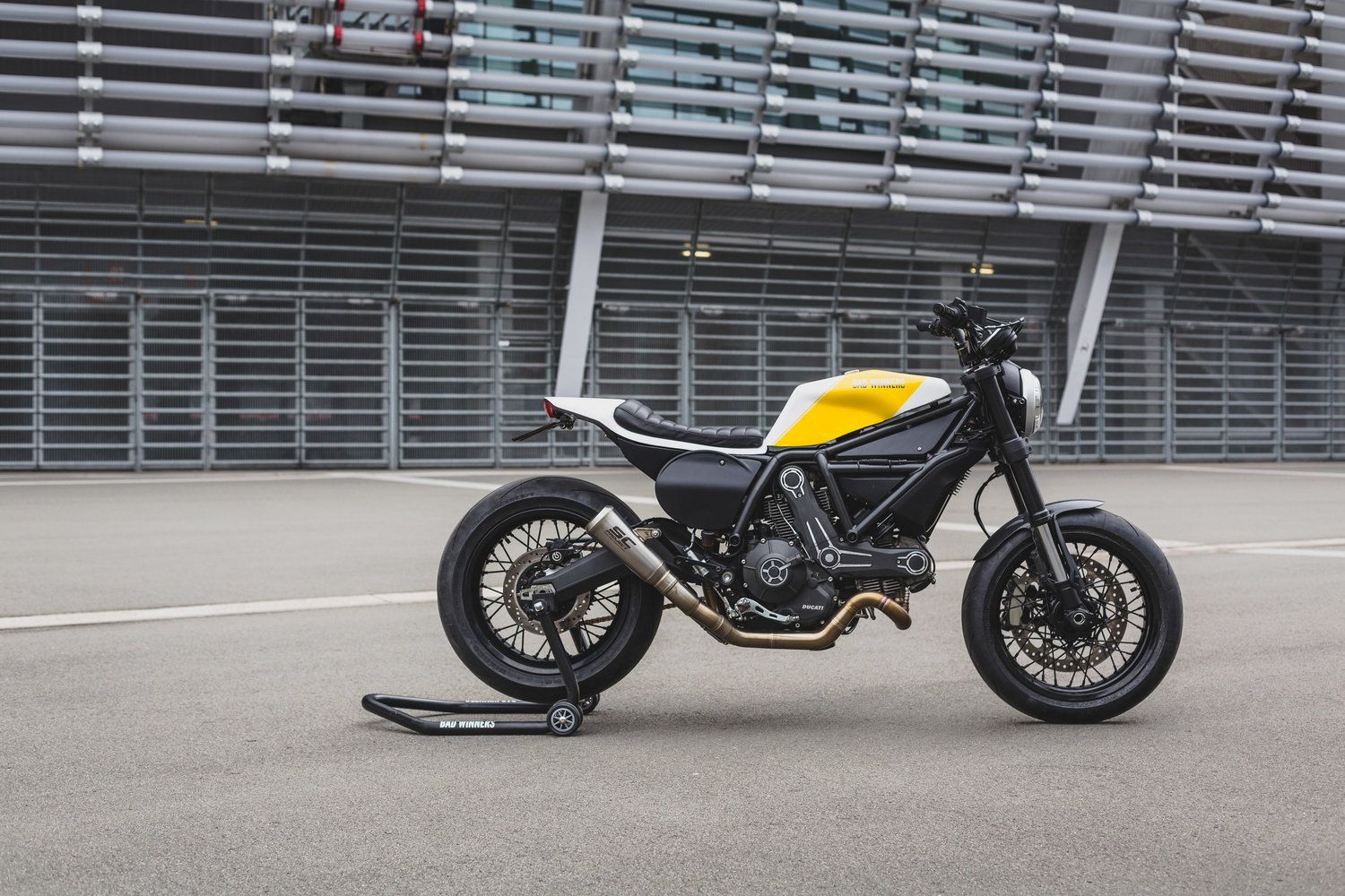 una moto transformada con el kit de bricolaje Bad Winners Scrambler Ducati.