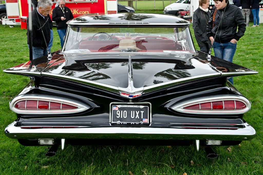 Vista trasera del Chevrolet Impala negro de 1959 