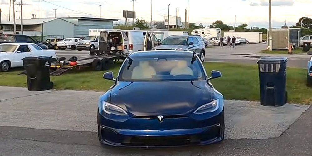 Azul-Tesla-Modelo-S-estacionado-fuera-de-la-pista-de-arrastre-1