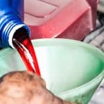 Cómo añadir líquido de transmisión (para transmisiones automáticas o manuales)