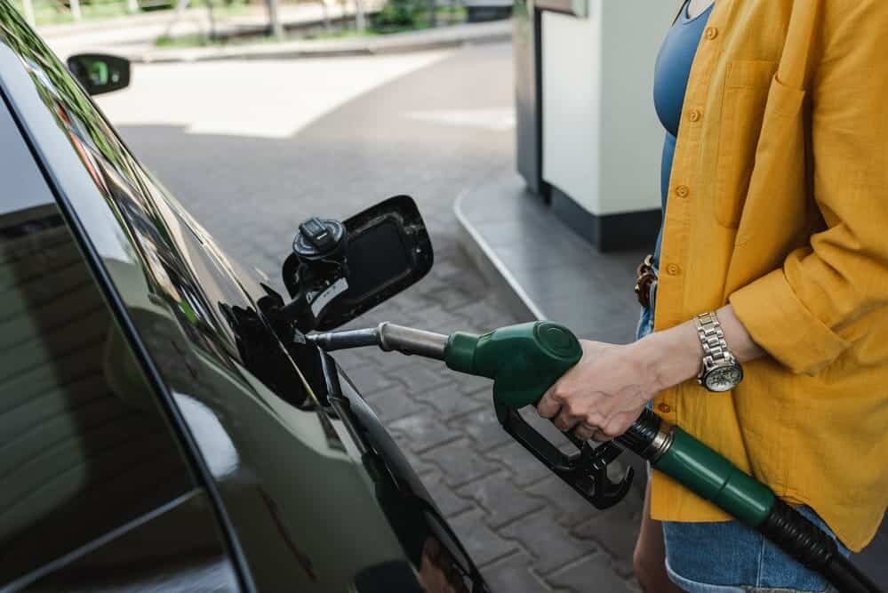 ¿Por qué el surtidor de gasolina se detiene antes de que el depósito esté lleno?