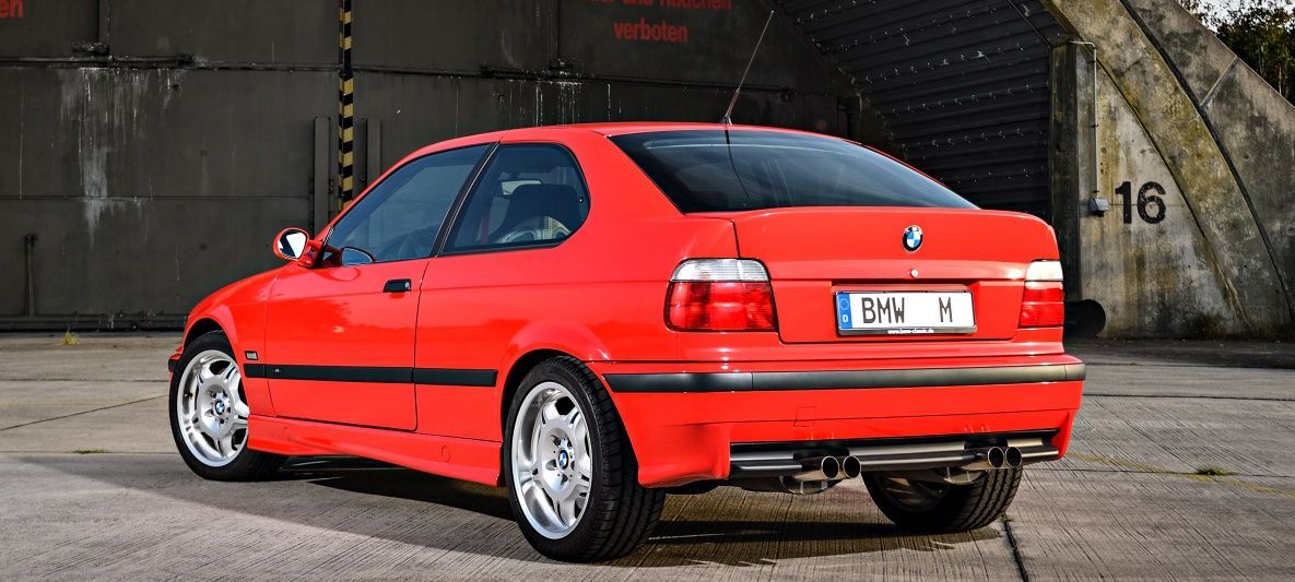 E36 BMW M3 Compact Concept, rojo, vista del cuarto trasero