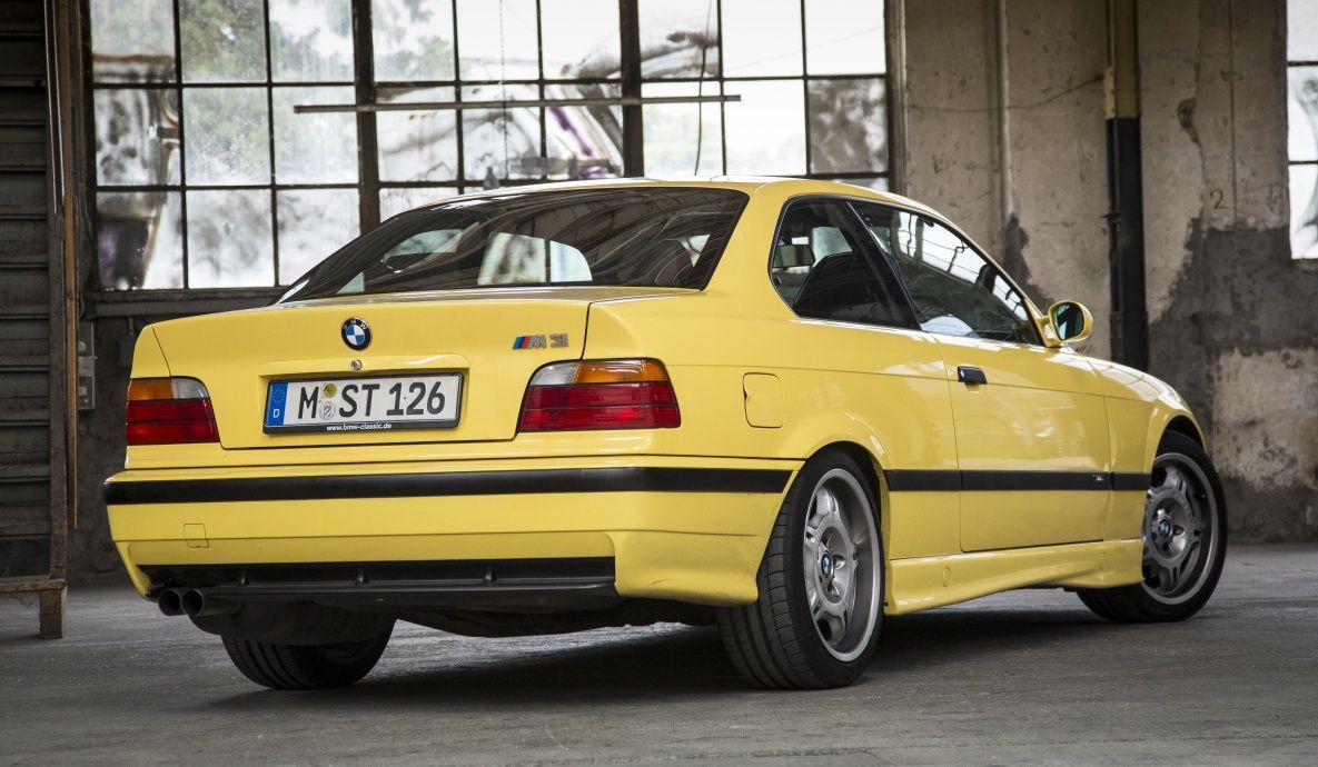E36 BMW M3, amarillo, vista del cuarto trasero