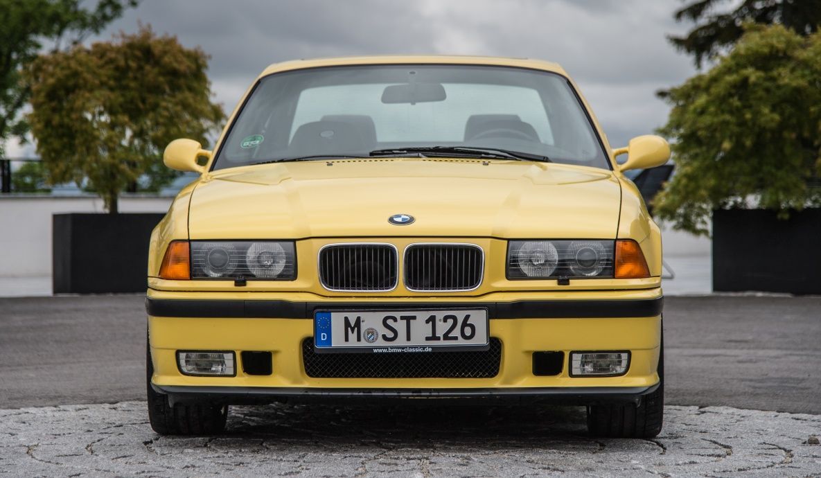 E36 BMW M3, perfil delantero, amarillo