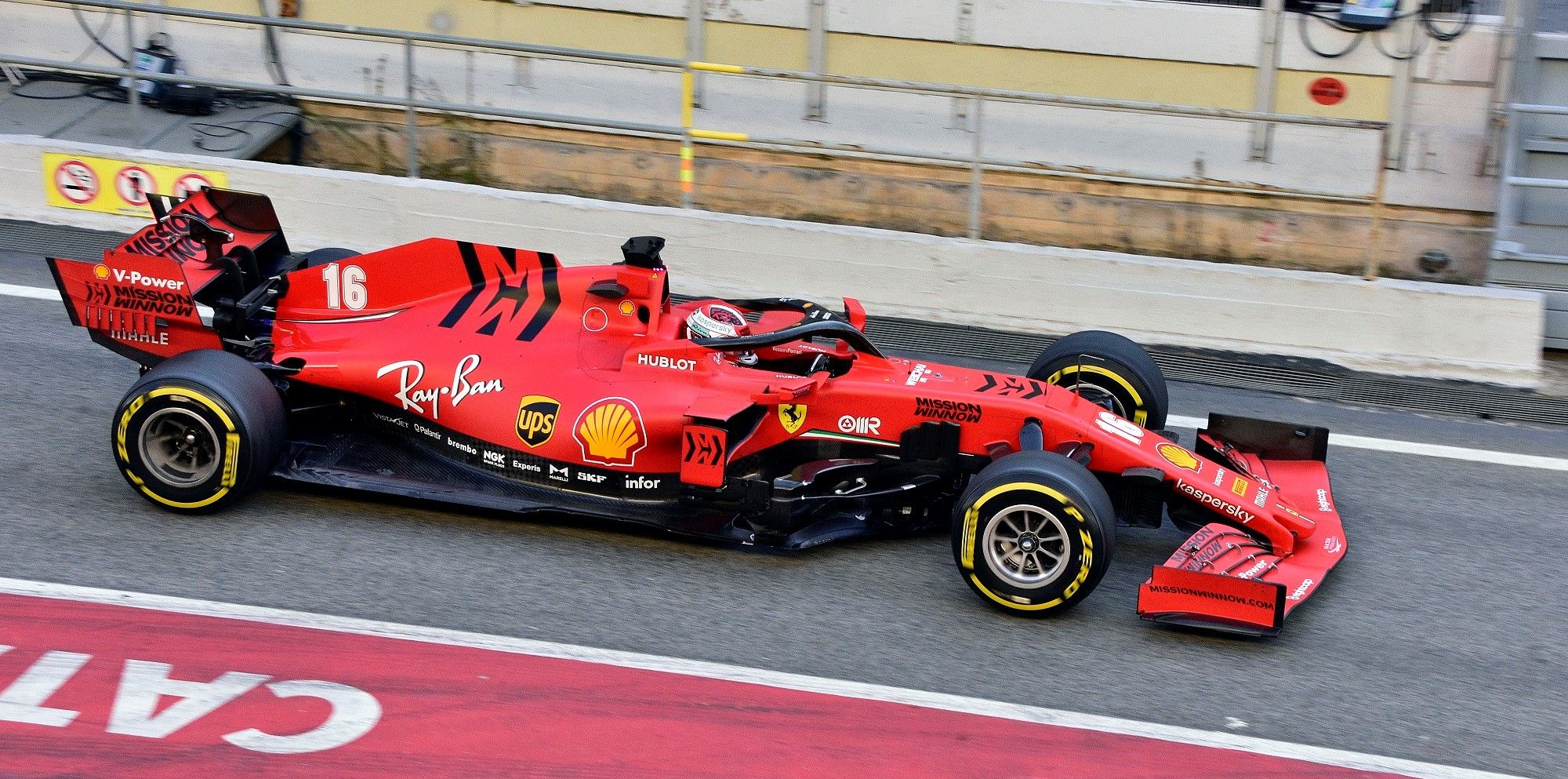 Coche de carreras Ferrari en la pista