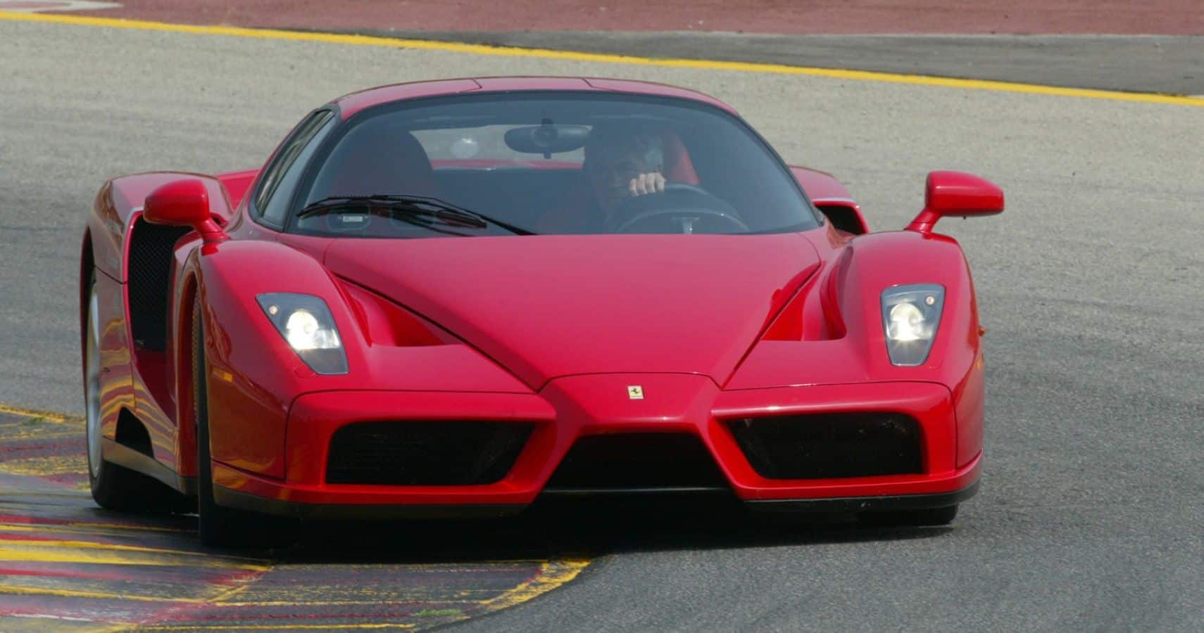 Vista del tercer cuarto delantero del Ferrari Enzo en una curva