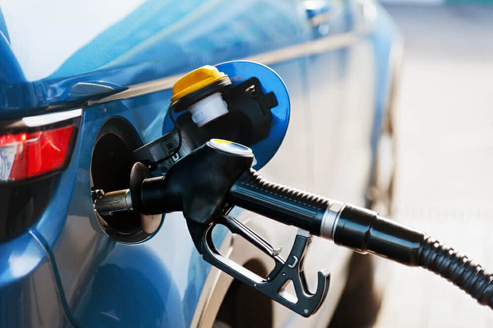¿Se puede echar gasolina con el coche encendido?