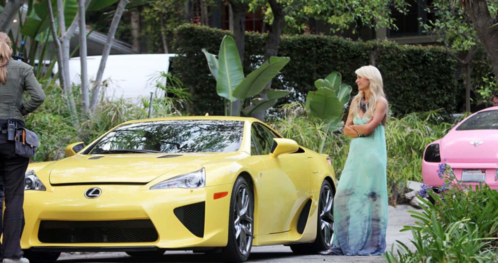 Paris Hilton con su Lexus LFA amarillo plátano