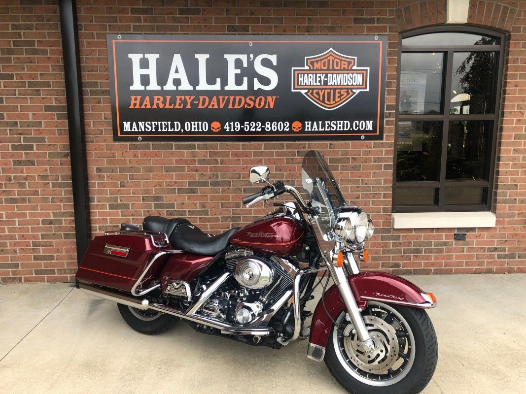 Harley-Davidson Road King roja aparcada en el exterior de Hale