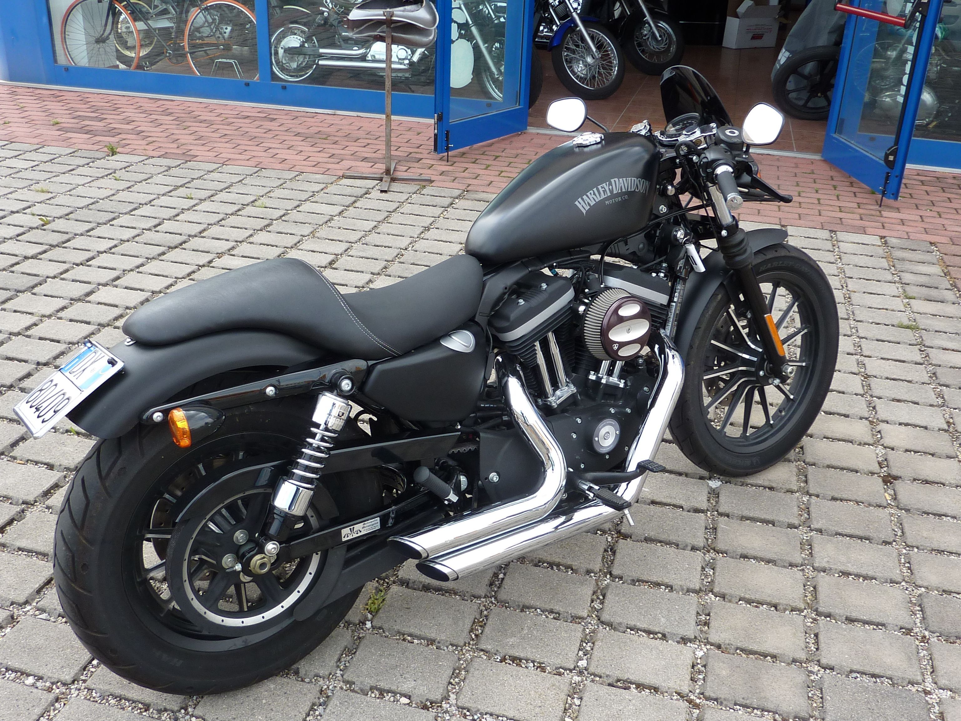 Harley-Davidson Sportster 883 Iron, estilo café, modificada por Chop