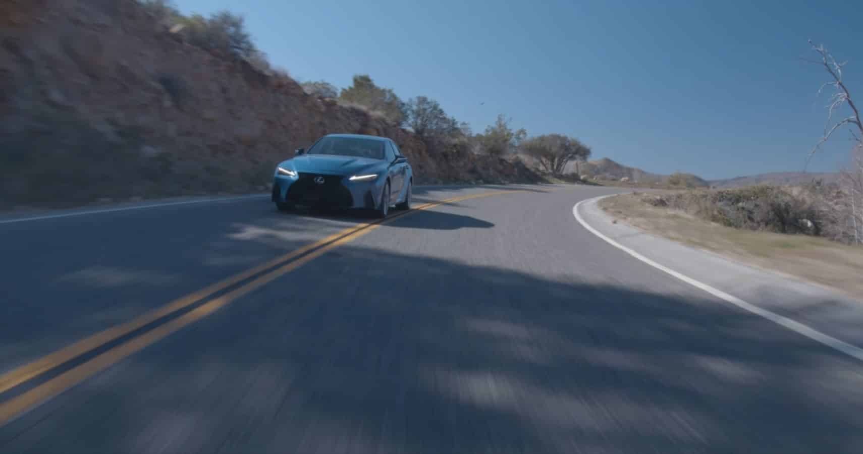 Revisión del Lexus IS500 Vista frontal en carretera