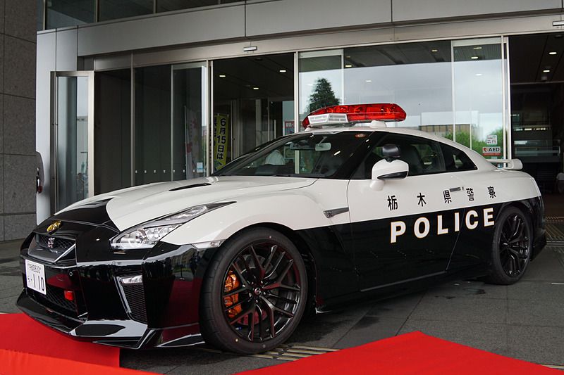 Coche de policía Nissan GT-R R35