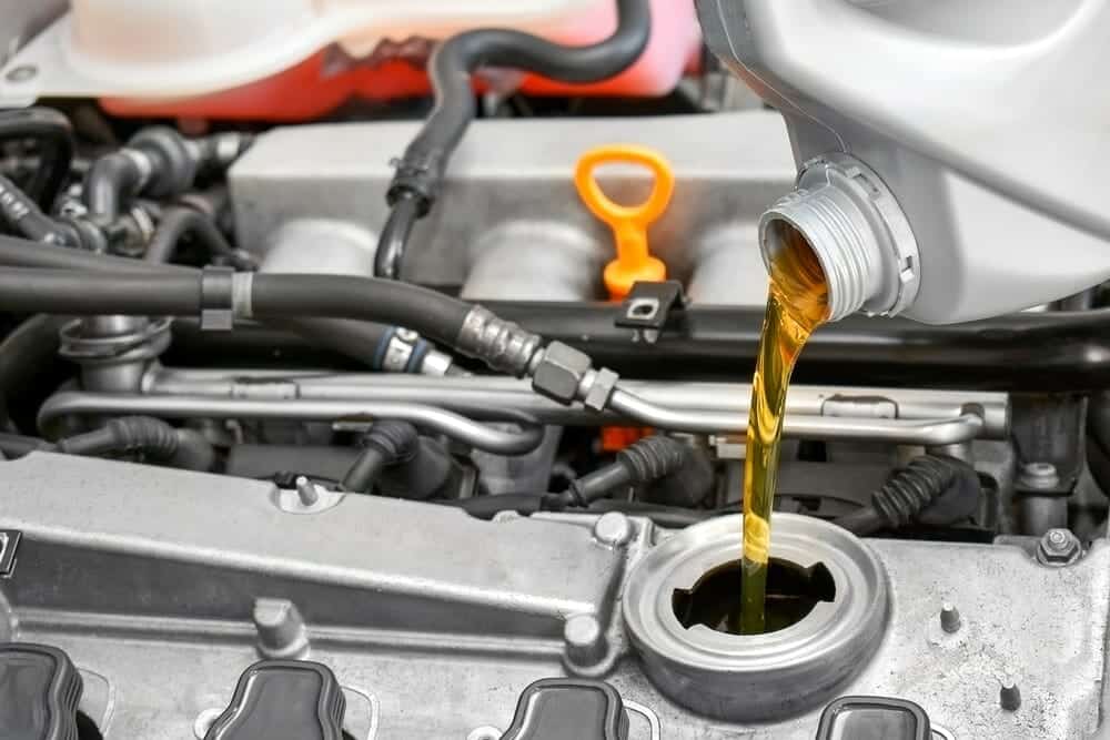 ¿Cuándo debes hacer el primer cambio de aceite en un coche nuevo?