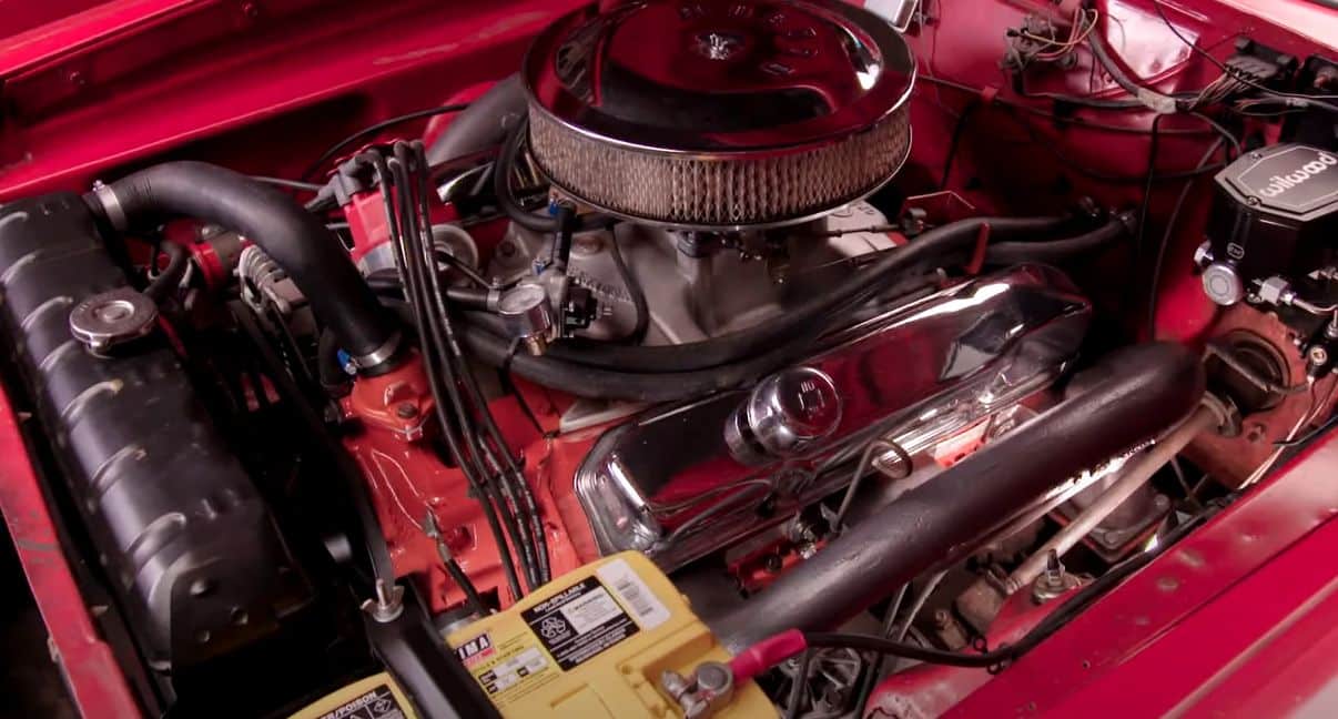 Motor rojo del Dodge Polara de 1964