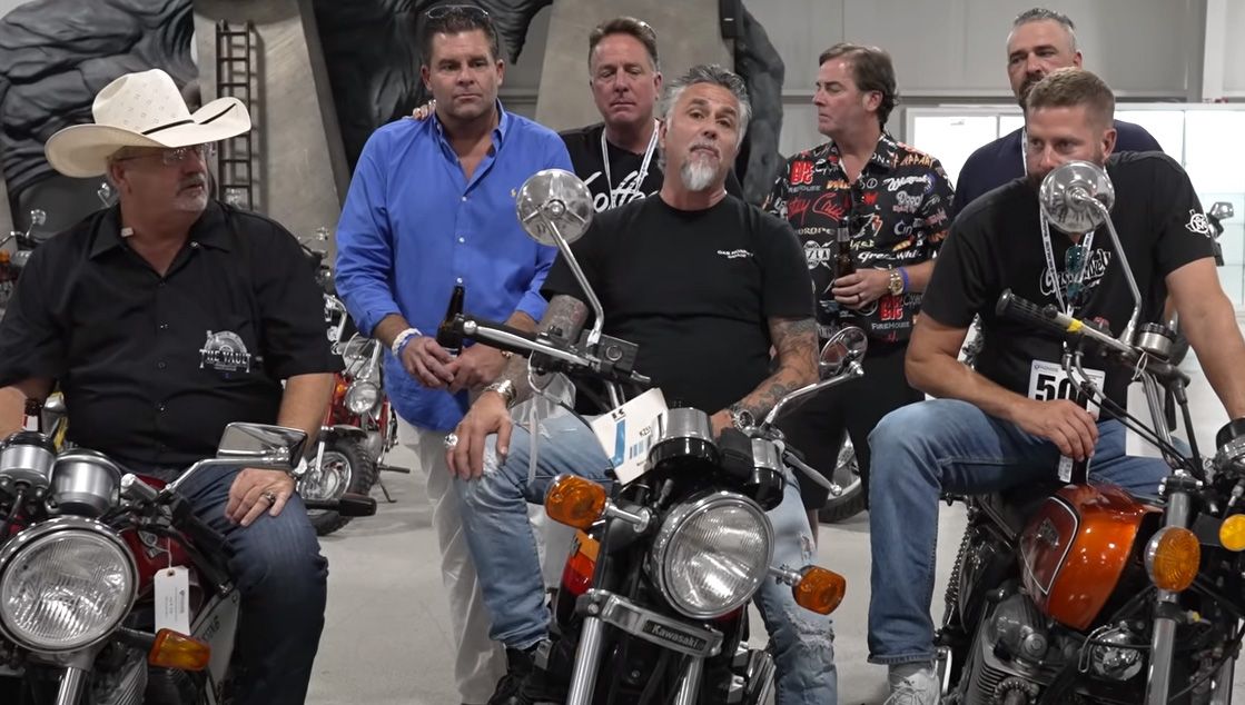 Richard Rawlings posa con los postores de la subasta de motos