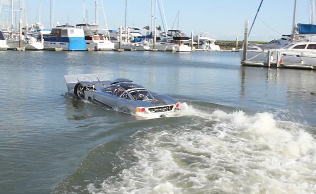 León Marino anfibio en el agua supercoche vehículo