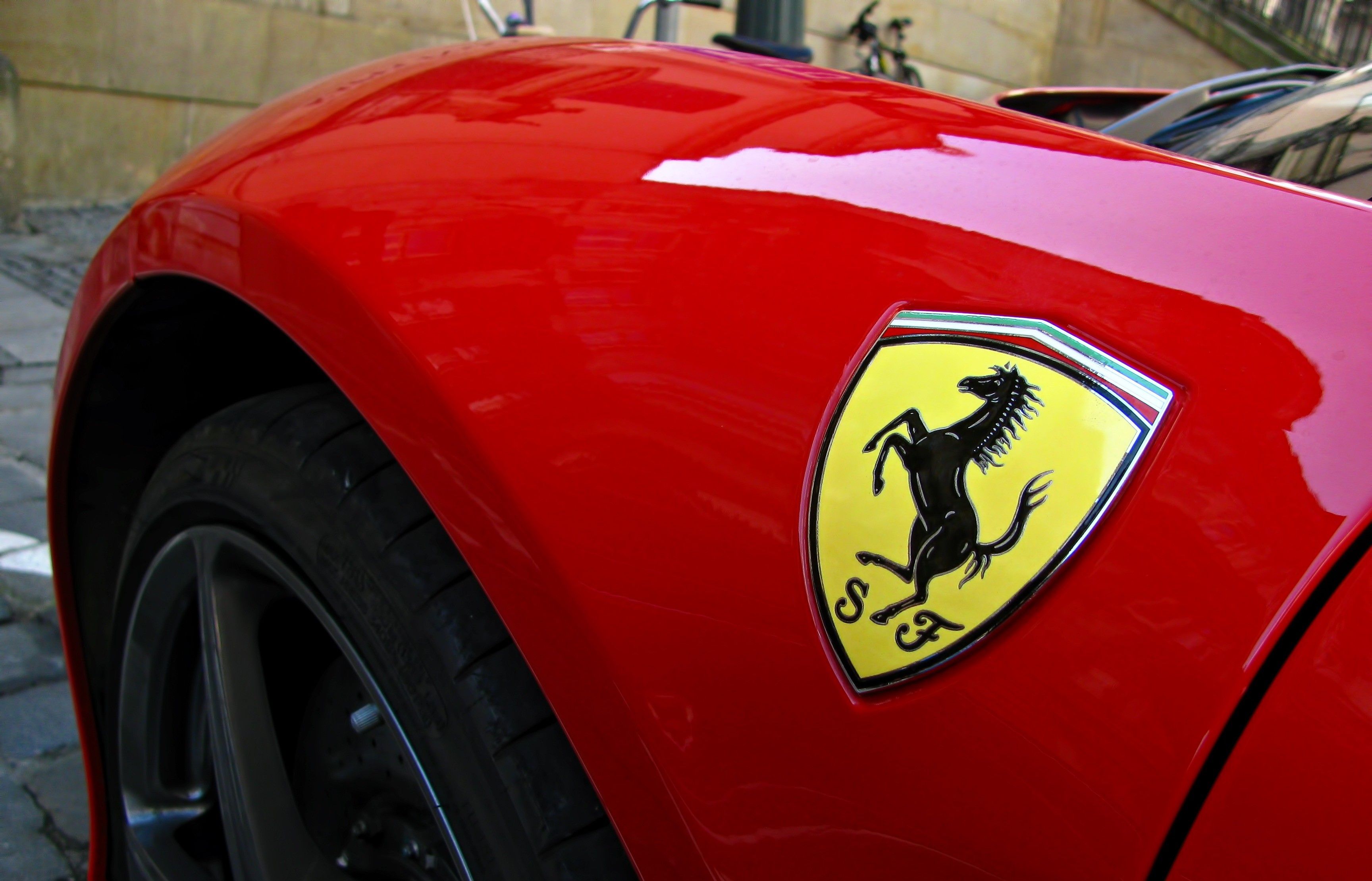 Logotipo de Ferrari en un coche rojo (Transporte y tráfico) ferrari,brno,automóviles,vehículos,logotipo,coches,rápido