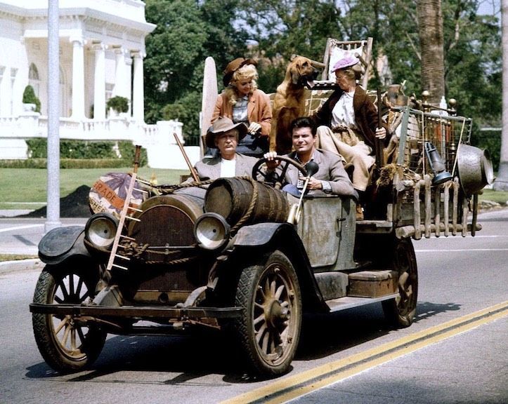 La familia de Missouri en la serie de televisión The Beverly Hillbillies se ve conduciendo su Oldsmobile de 1921.
