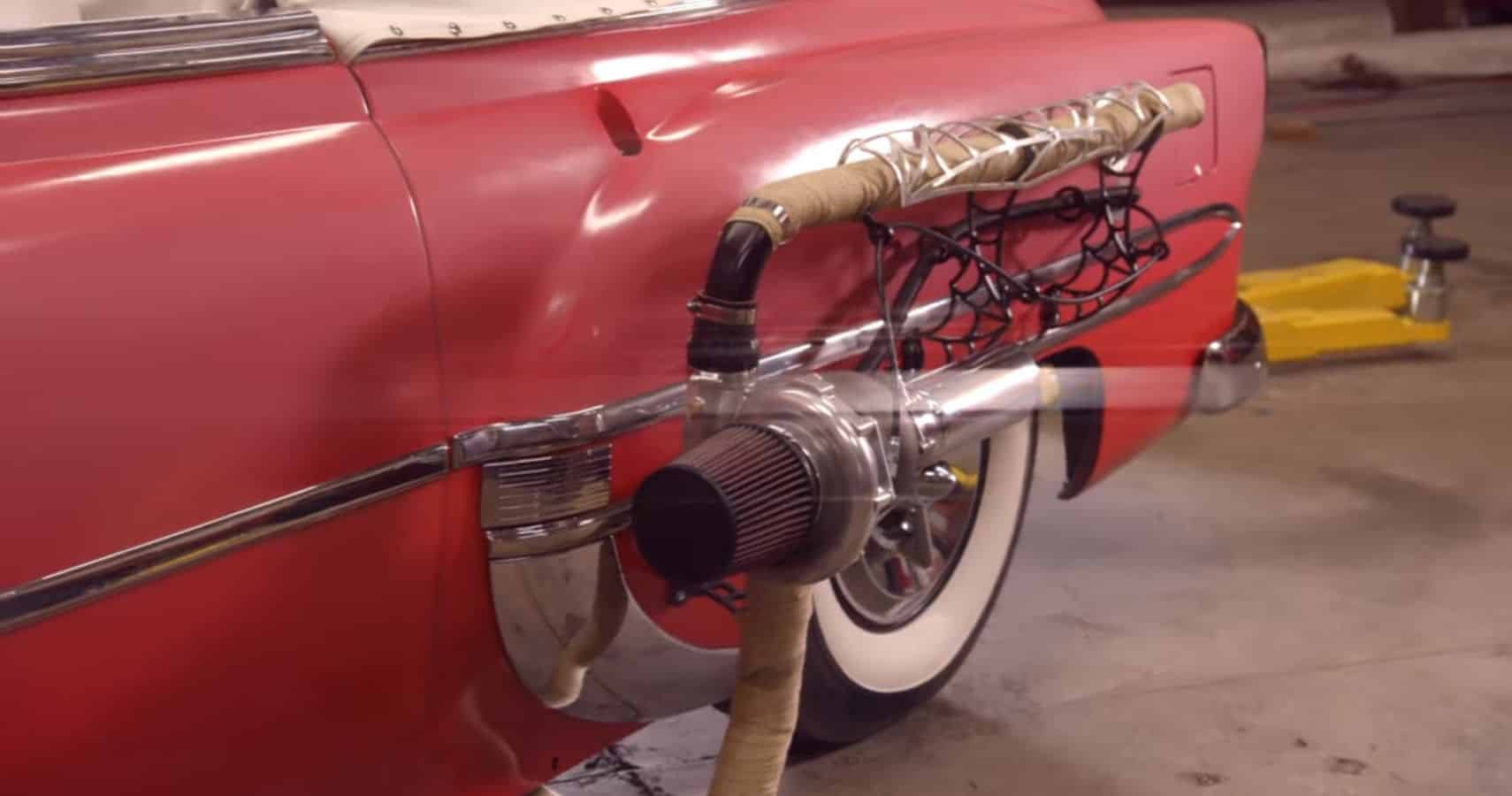 el Chevy Bel Air de 1954 tiene dos turbos para el baño de burbujas