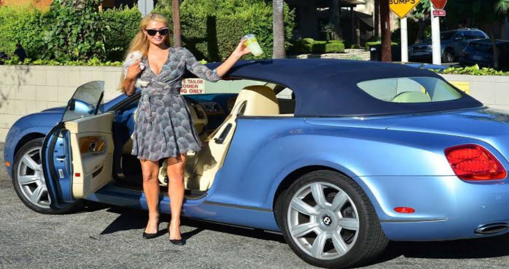 Paris Hilton saliendo de su Bentley Continental GT Coupe 