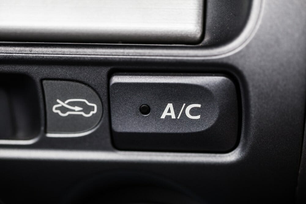 ¿Por qué mi coche gira bruscamente cuando enciendo el aire acondicionado?