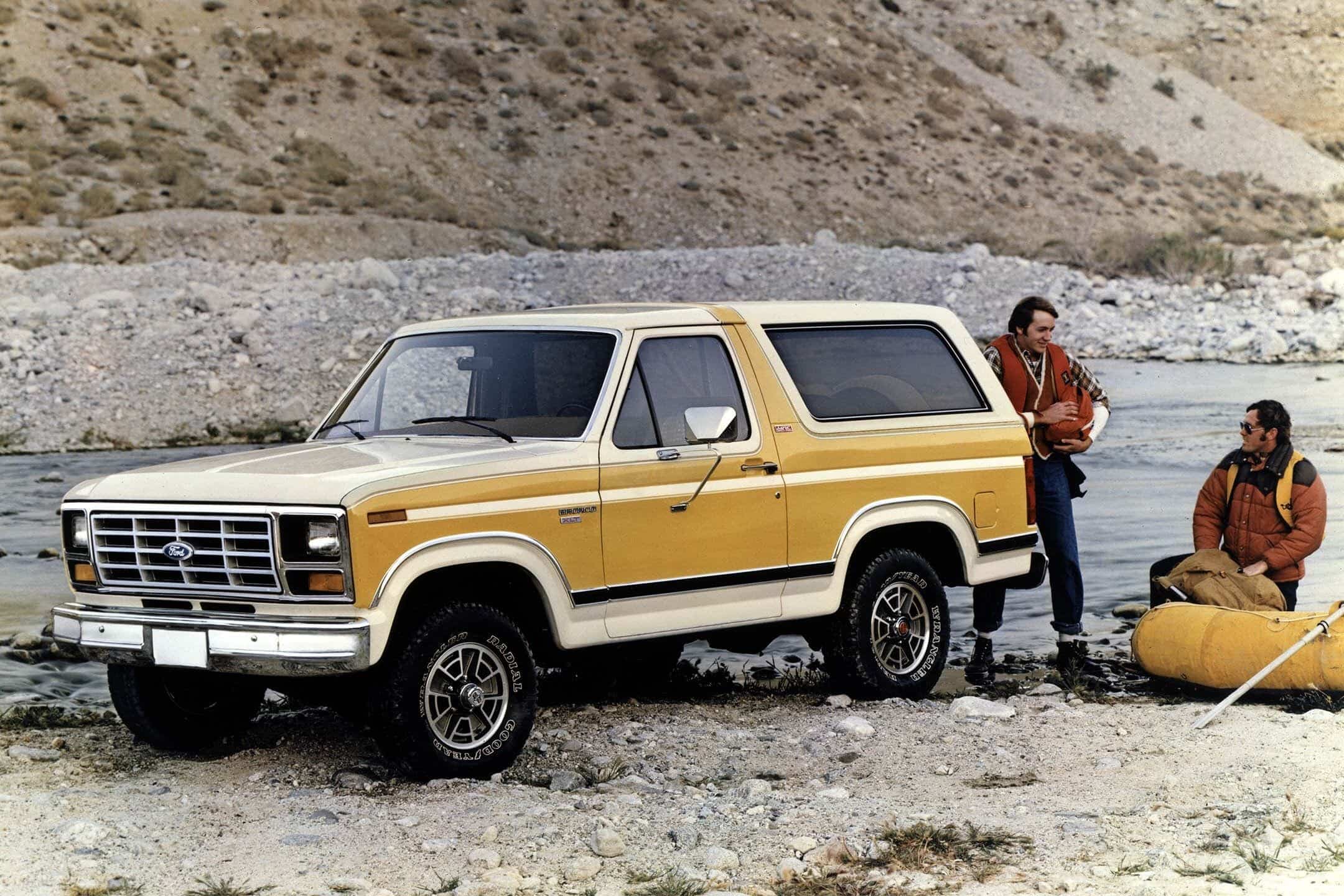 1984 Ford Bronco amarillo