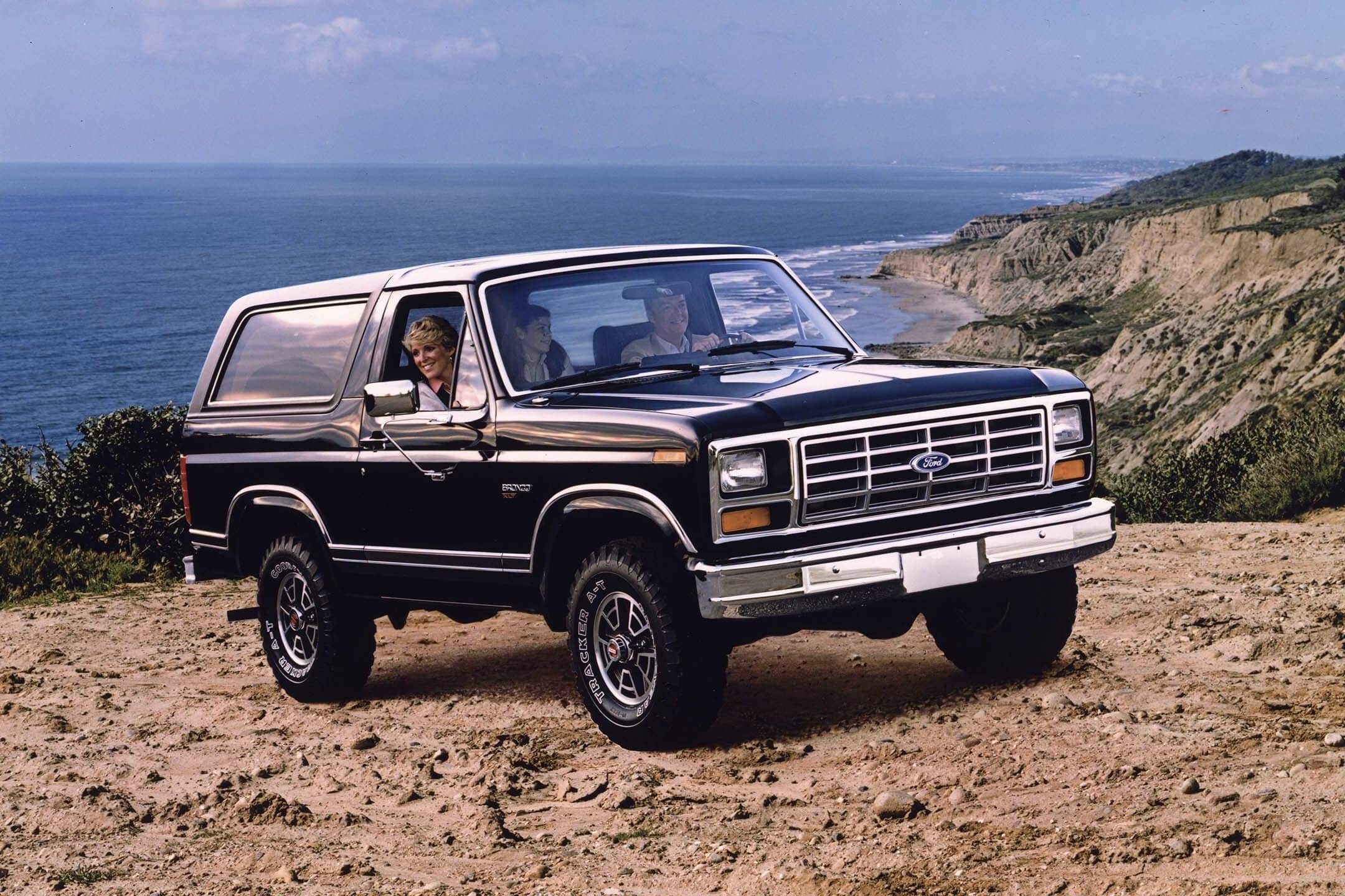 ford Bronco de tercera generación de 1984 en negro