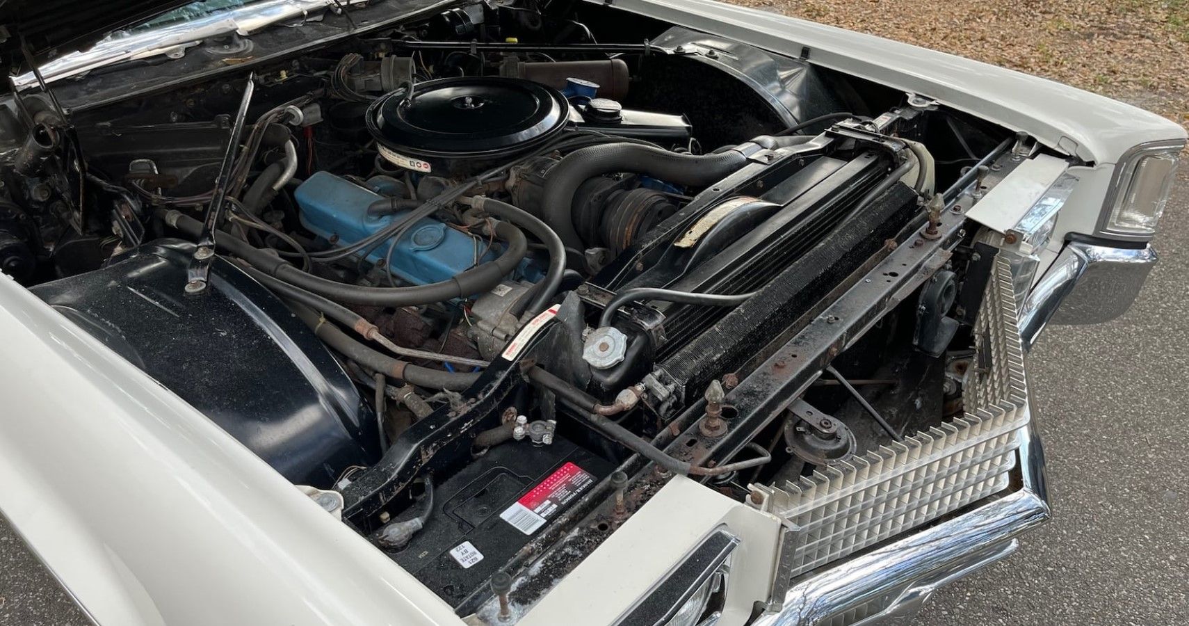 vista del vano motor del Cadillac Eldorado de 1970