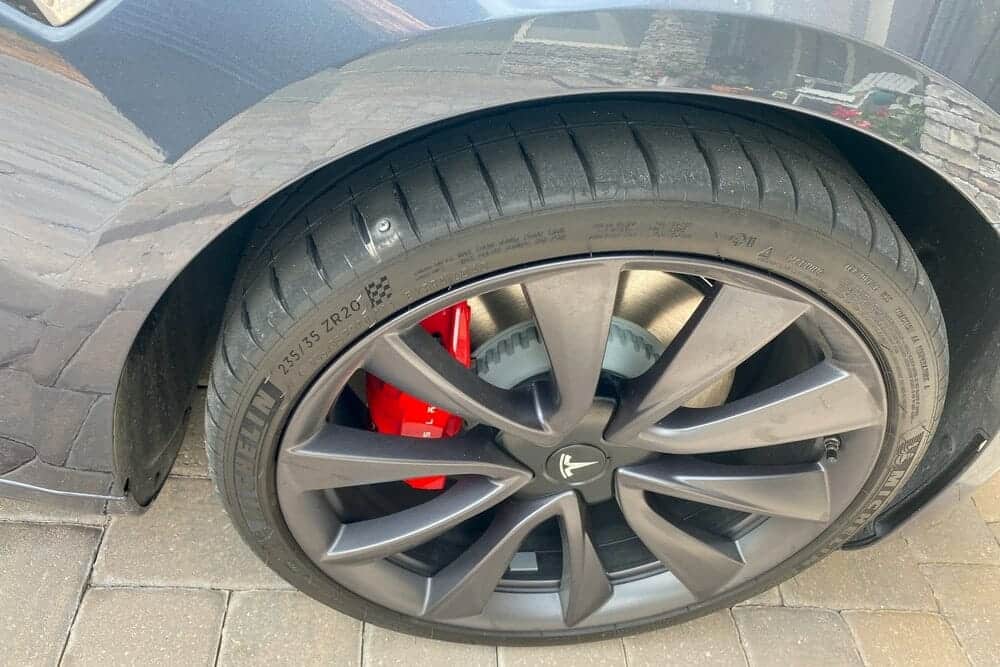 ¿Por qué son tan caros los neumáticos Tesla?