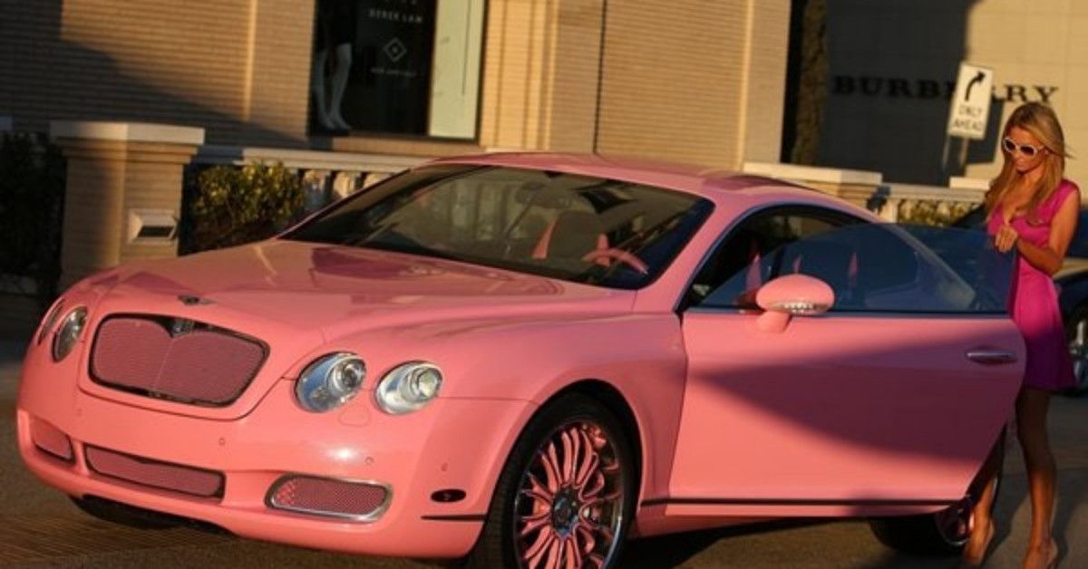 París Se gastó 200.000 dólares en el Continental GTC pintado de color rosa bebé personalizado