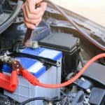 ¿Cómo evitar las chispas al conectar una batería de coche?