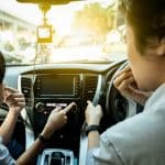 ¿Por qué huele el aire acondicionado de mi coche?