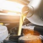 ¿Qué ocurre si se derrama aceite en el motor?
