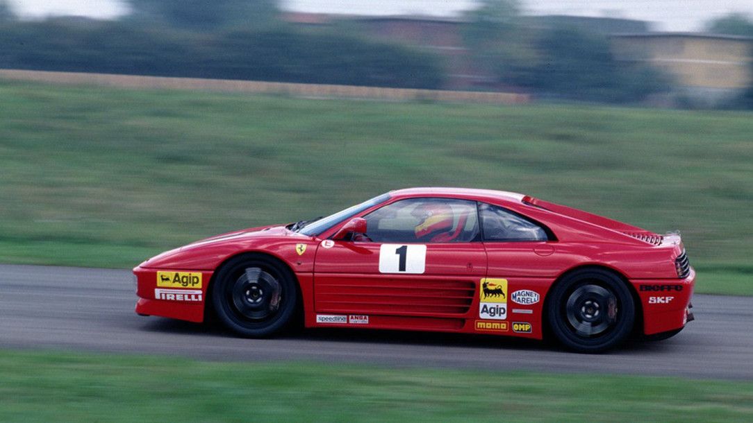 Ferrari 348 GT rojo de competición