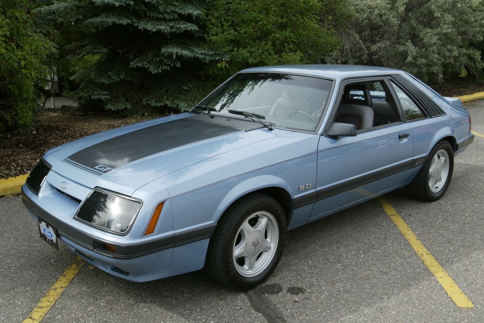 Ford Mustang GT azul de 1985