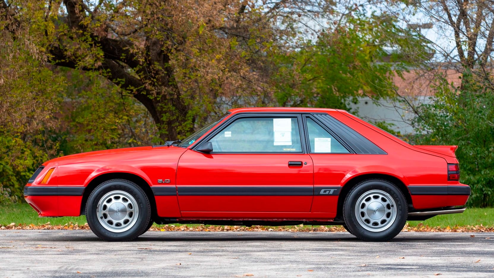 Ford Mustang GT rojo de 1985, vista lateral