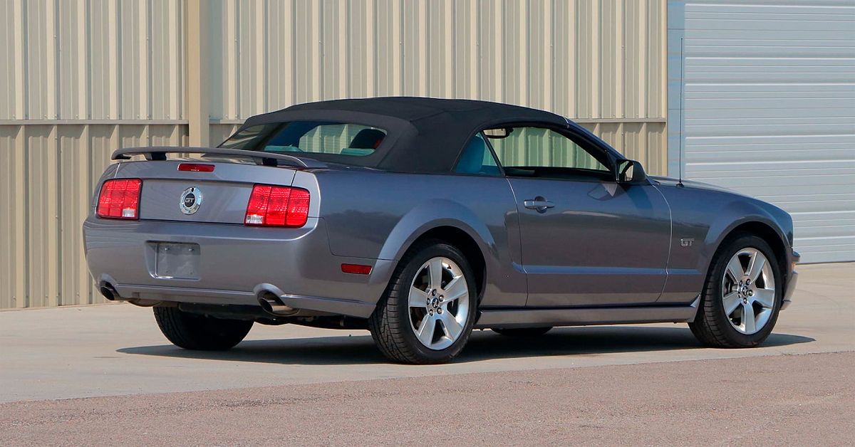 La quinta generación del Ford Mustang GT descapotable 2006 en gris 