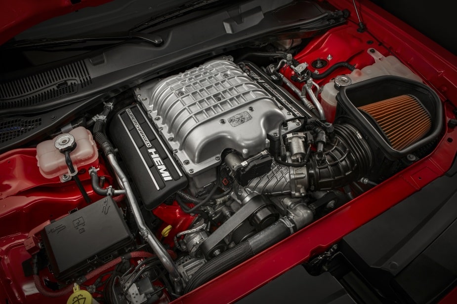 El V8 sobrealimentado de 6,2 litros bajo el capó de un Dodge Challenger SRT Demon rojo 2018