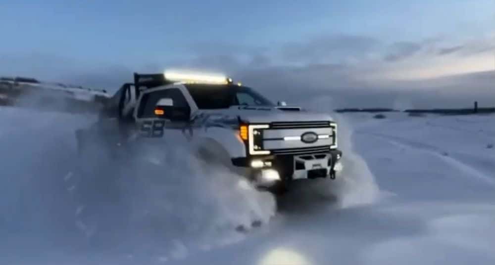 2019 Ford F550 Lariat con soportes de oruga pateando la nieve