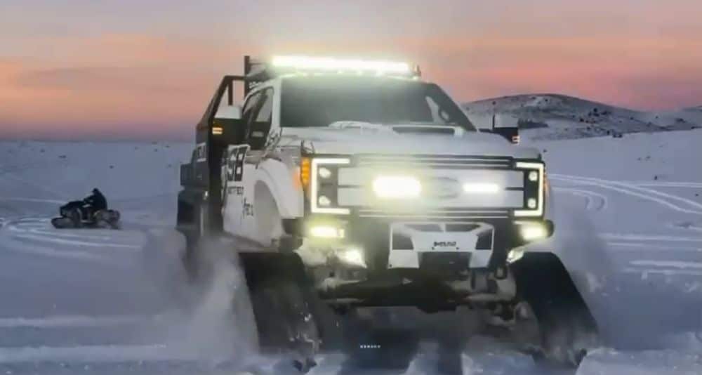 la Ford F550 Lariat 2019 con soportes de oruga supera a la moto de nieve
